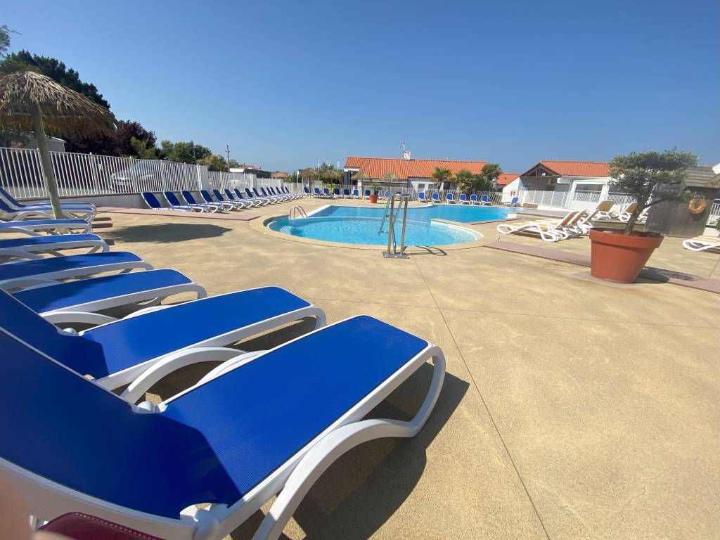 bain de soleil sur la plage piscine du camping chadotel les ecureuils à la bernerie en retz