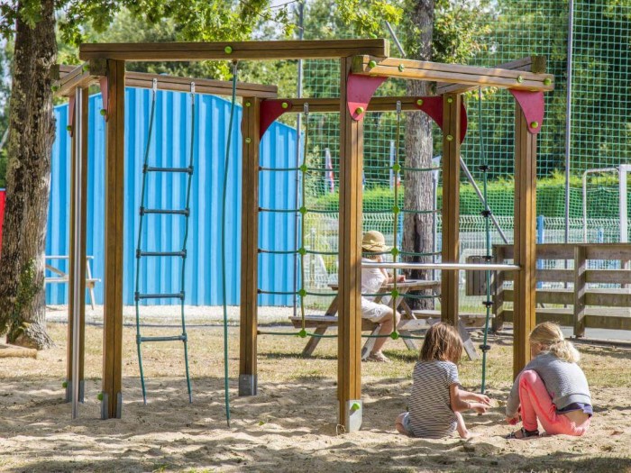 aire de jeux du camping avec toboggan ile d'oléron