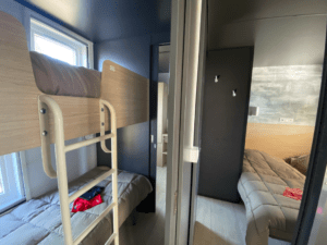 Chambres lits simples et salle de bain du Mobilhome Méditerranée 3 CH