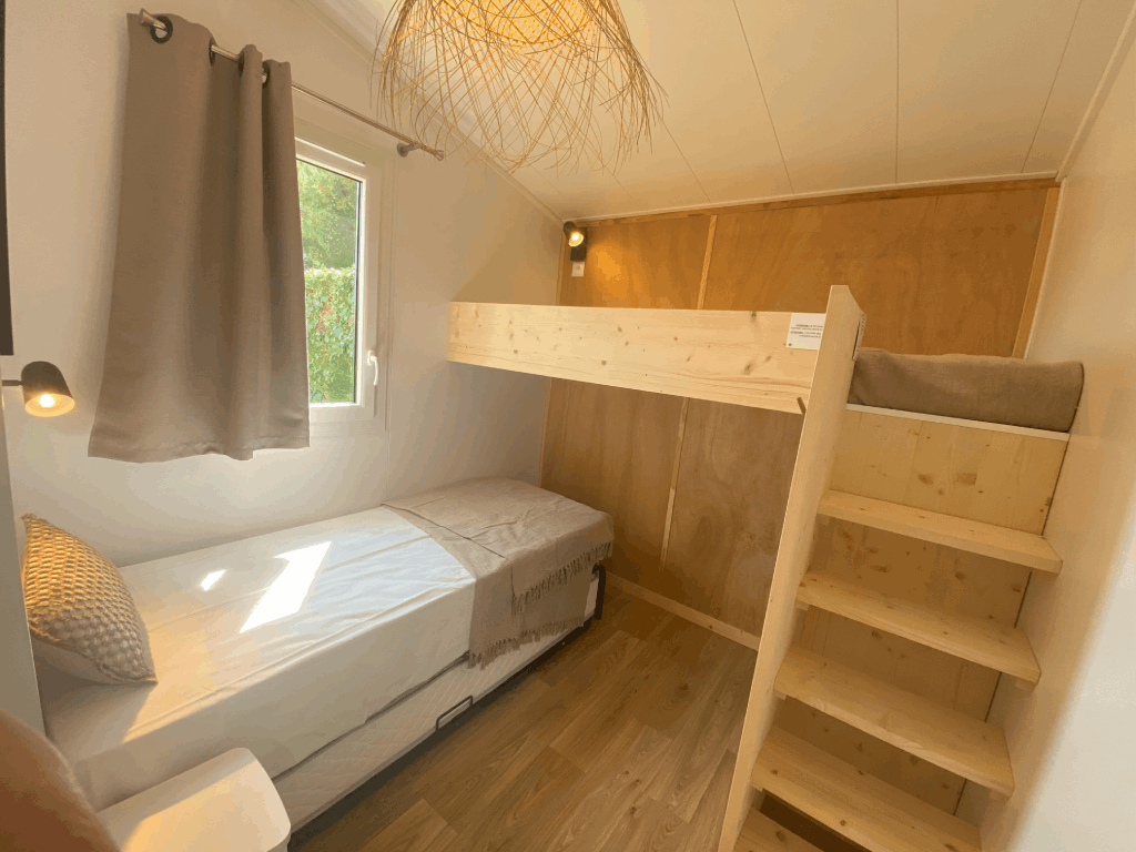 Chambre avec 3 lits simples, dont un lit en mezzanine, et un lit gigogne
