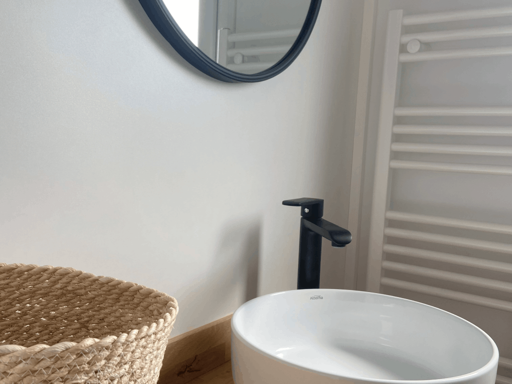Vasque et miroir de la salle de bain