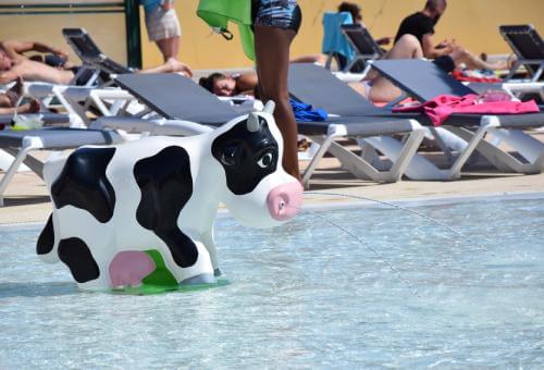 jeu en forme de vache dans la patageoire du camping Chadotel La Trévillière