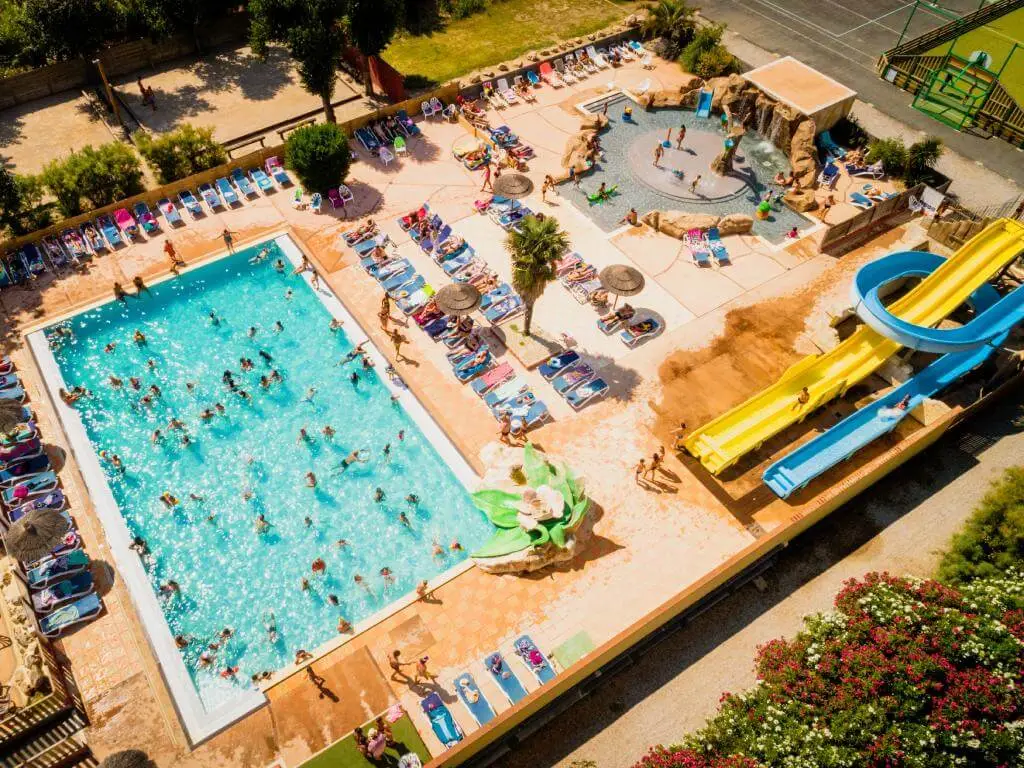 camping avec borne de recharge électrique dans les pyrénées orientales