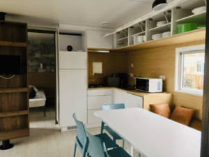 Cuisine et salle à manger du Mobilhome Méditerranée