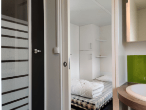 Salle de bain, et chambre lits double du mobilhome Méditerranée