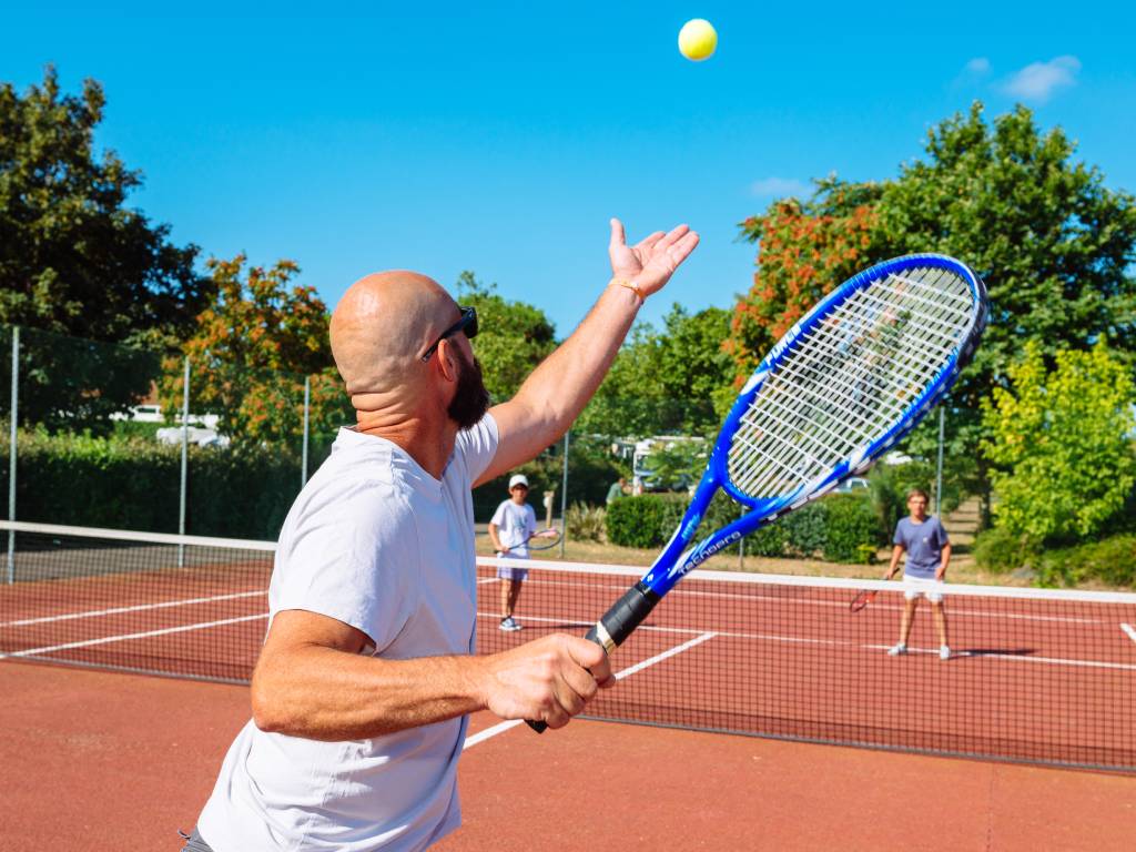 famille qui joue au tennis camping Chadotel La Bolée d'Air à Saint Vincent sur Jard en Vendée