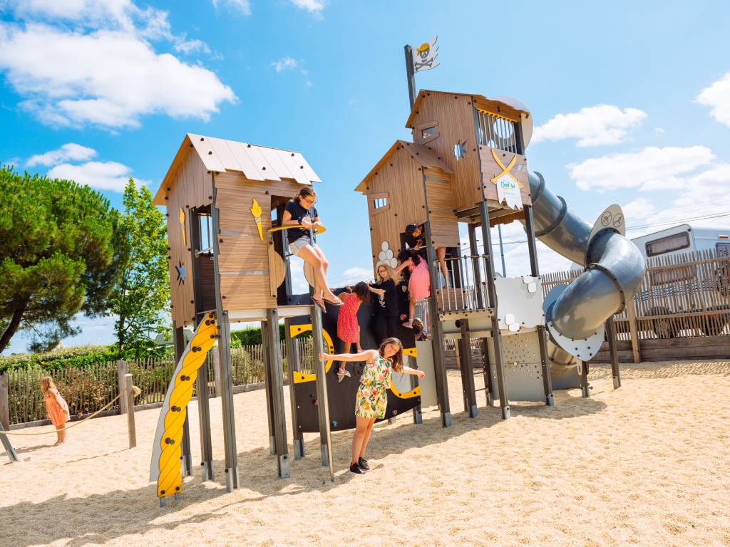 aire de jeux pour les enfants au camping Chadotel La Bolée d'Air à Saint Vincent sur Jard en Vendée