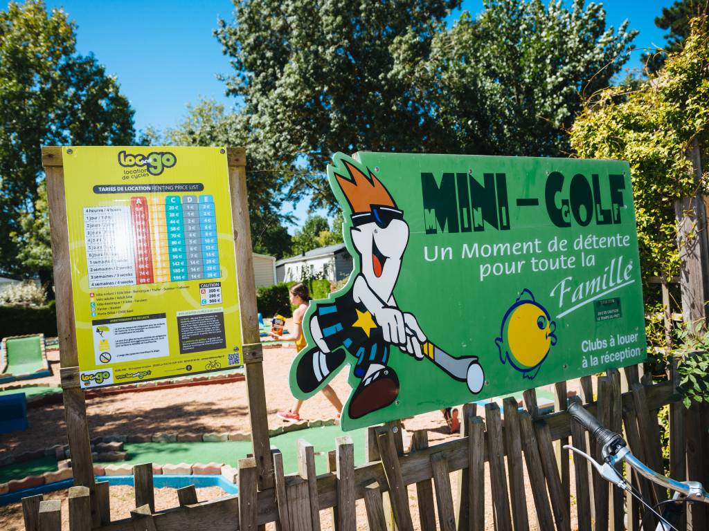 panneau mini-golf camping Chadotel La Trévillière à Brétignolles sur Mer en Vendée