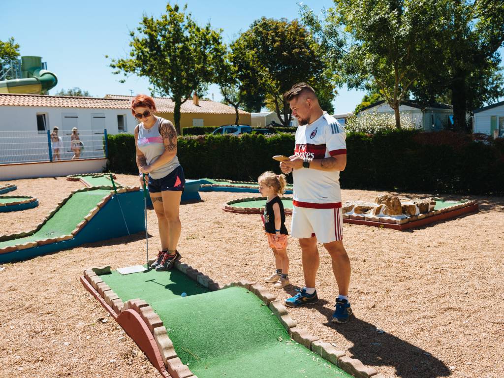 famille qui joue au mini-golf camping Chadotel La Trévillière à Brétignolles sur Mer en Vendée