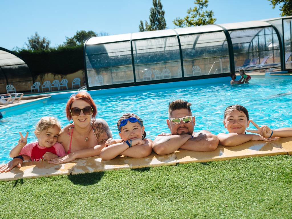 famille au bord de la piscine camping Chadotel La Trévillière à Brétignolles sur Mer en Vendée