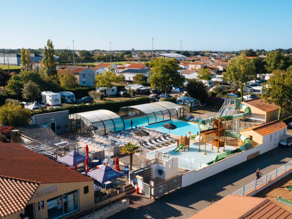 vue drone de la piscine et du toboggan aquatique du camping Chadotel La Trévillière à Brétignolles sur Mer en Vendée