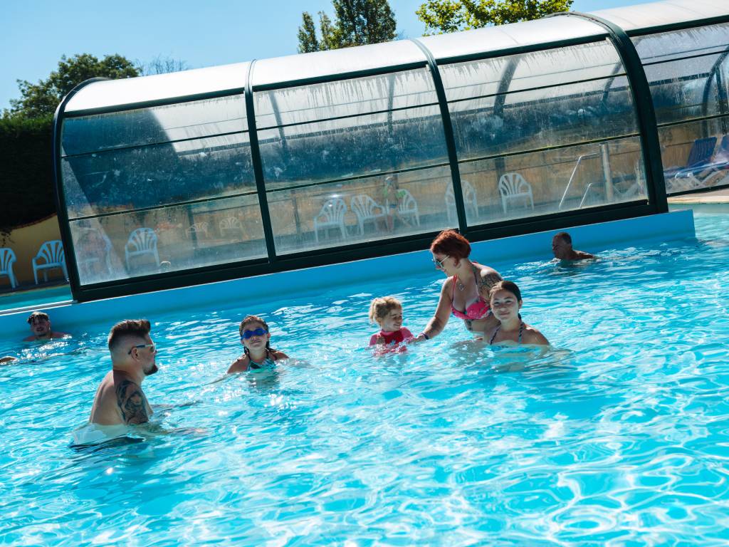 famille qui joue dans la piscine camping Chadotel La Trévillière à Brétignolles sur Mer en Vendée