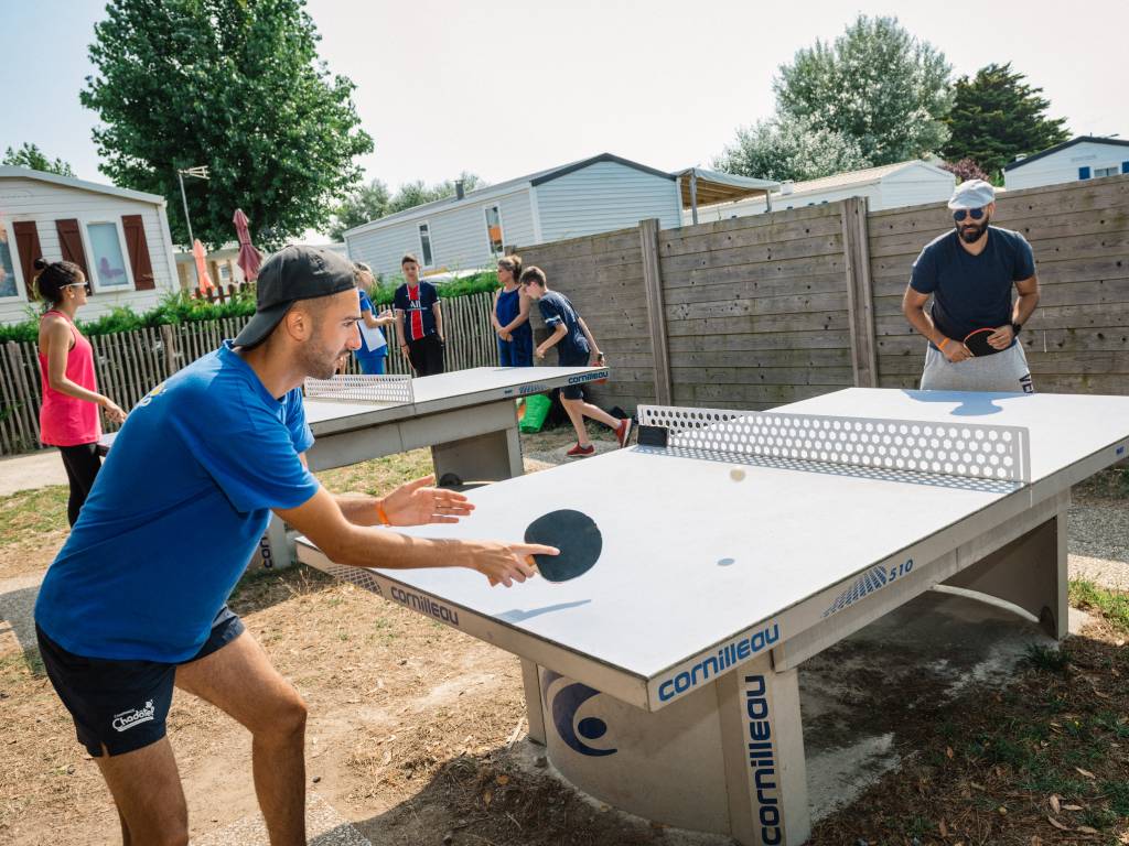 personnes qui jouent au ping-pong camping Chadotel les Ecureuils à la Bernerie en Retz