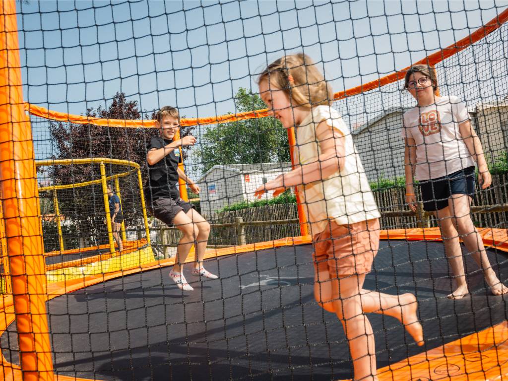 enfants qui sautent dans les trampolines camping Chadotel les Ecureuils à la Bernerie en Retz