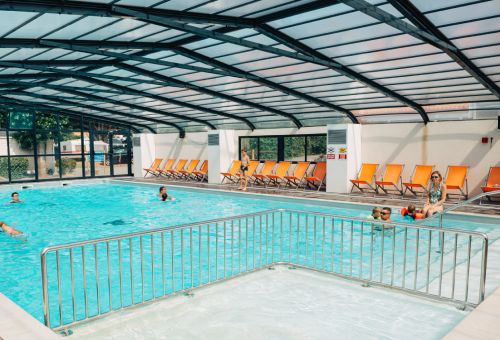 piscine couverte camping Chadotel Les ecureuils