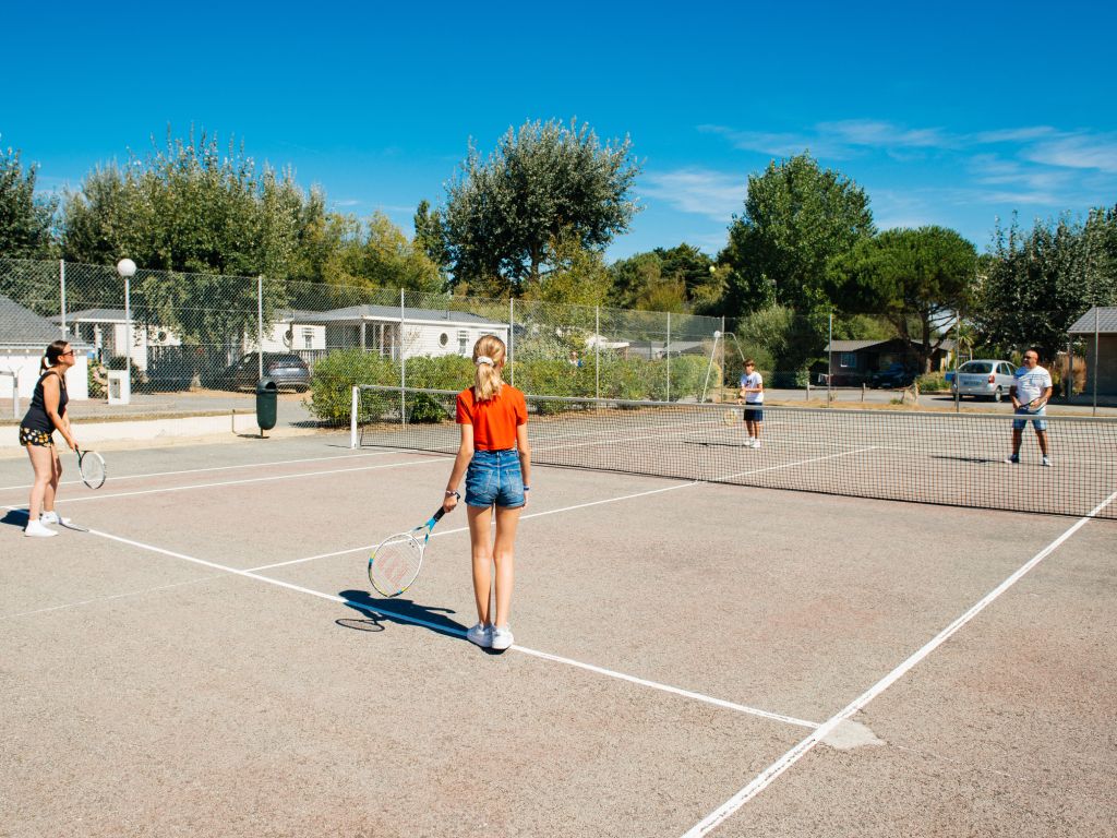 famille qui joue au tennis au camping chadotel les iles à pénestin