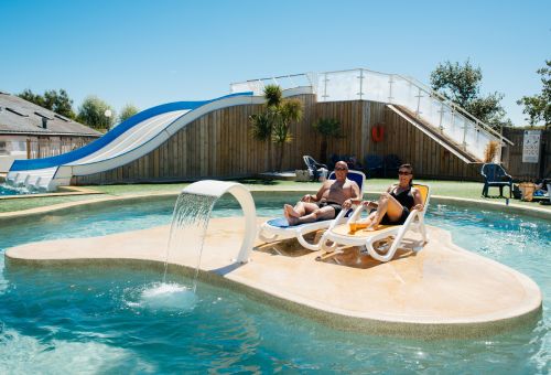 couple sur un transat plage piscine camping les iles à pénestin