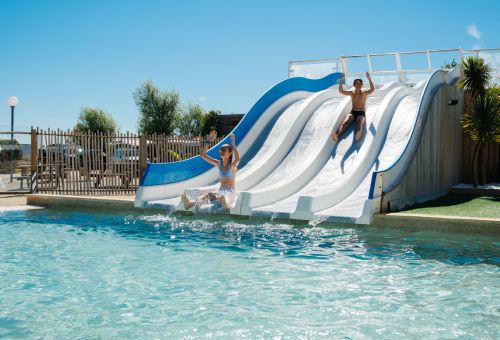 enfant qui glisse dans le toboggan aquatique de la piscine du camping les iles à pénestin