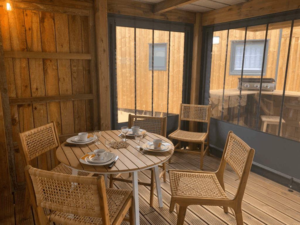 Terrasse couverte et fermée avec table