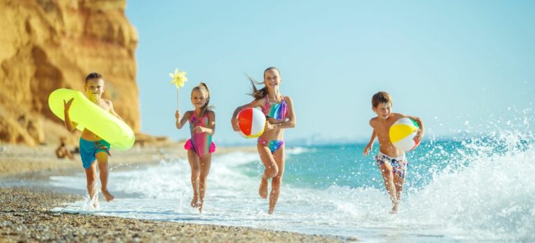 enfants qui courent sur la plage