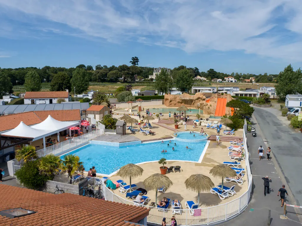 camping avec espace aquatique et toboggans