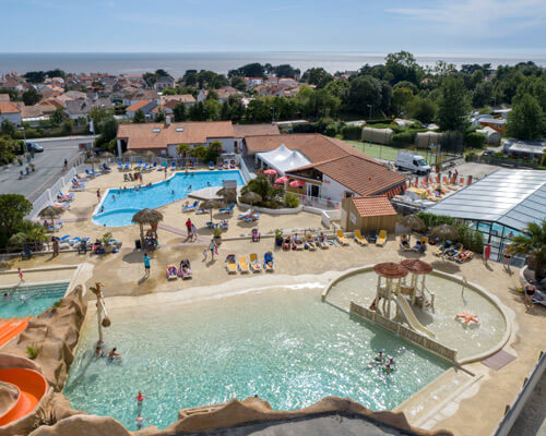 vue drône sur le parc aquatique et plage camping Chadotel Les Ecureuils à La Bernerie en retz