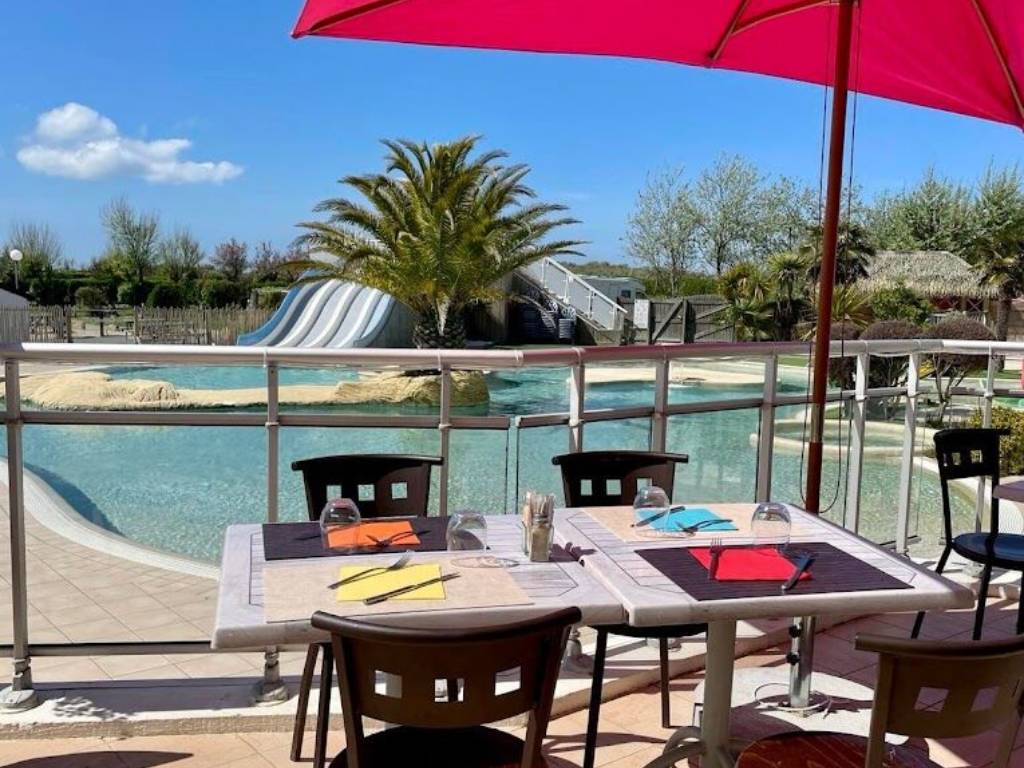 Vue sur la piscine de la terrasse du restaurant la pointe des Iles à Pénestin