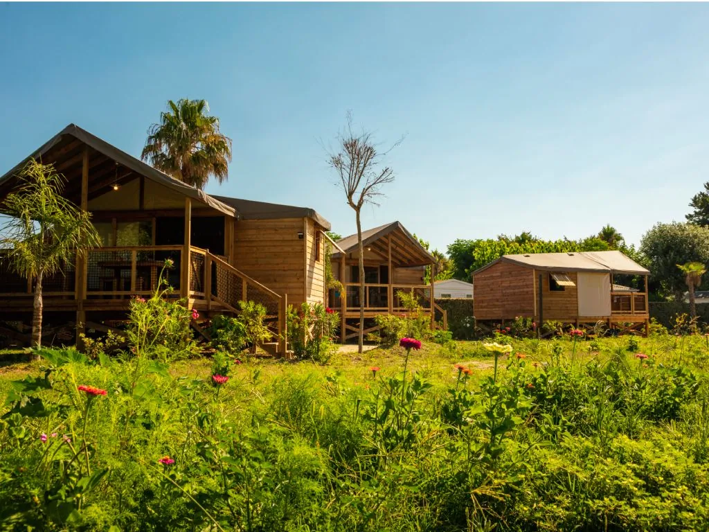 Quartier de lodges sur pilotis camping Chadotel Les Jardins Catalans à Argelès sur Mer.