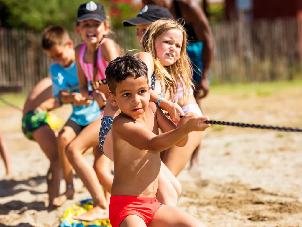 enfants qui tirent à la corde lors d'une activité au camping Chadotel Le Trivoly à Torreilles Plages - Pyrénées Orientales