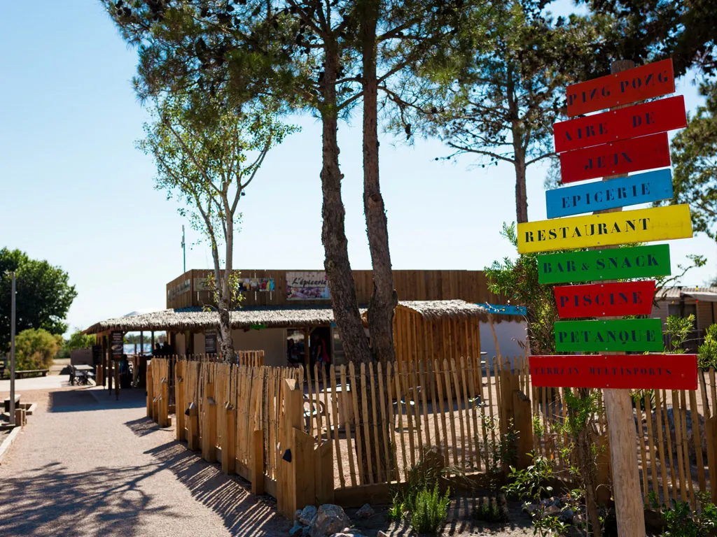 panneau de direction des différents espaces du camping Chadotel Le Trivoly à Torreilles Plages - Pyrénées Orientales