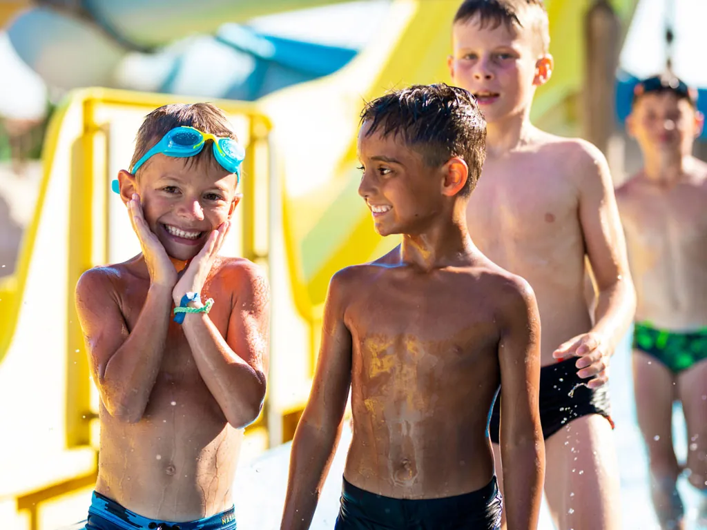 enfants qui jouent dans le toboggan aquatique du camping hadotel Le Trivoly à Torreilles Plages - Pyrénées Orientales