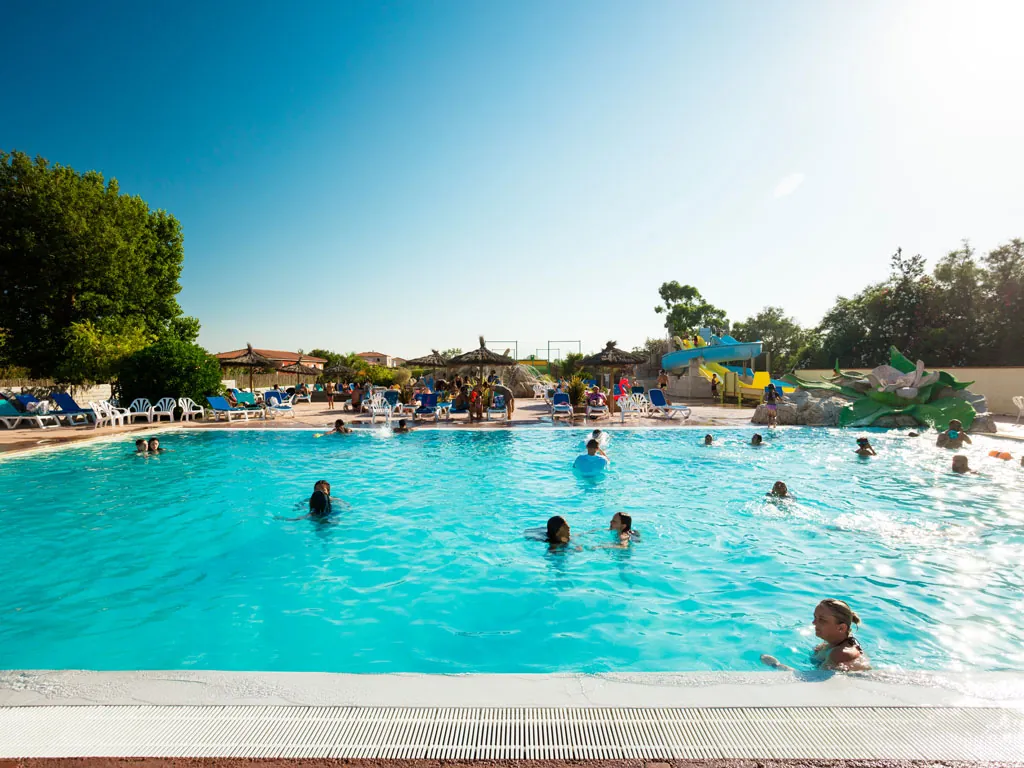 piscine extérieure chauffée du camping hadotel Le Trivoly à Torreilles Plages - Pyrénées Orientales