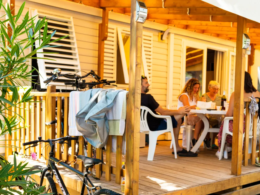 famille sur la terrasse du mobil-home du Camping Chadotel Le Roussillon à St Cyprien