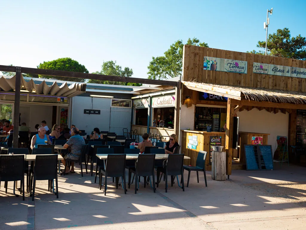 terrasse restaurant du camping hadotel Le Trivoly à Torreilles Plages - Pyrénées Orientales