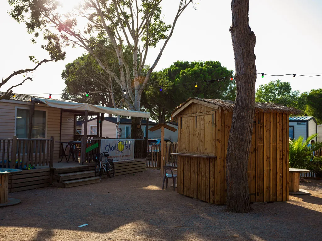 place du village avec cabane de marchand du camping hadotel Le Trivoly à Torreilles Plages - Pyrénées Orientales