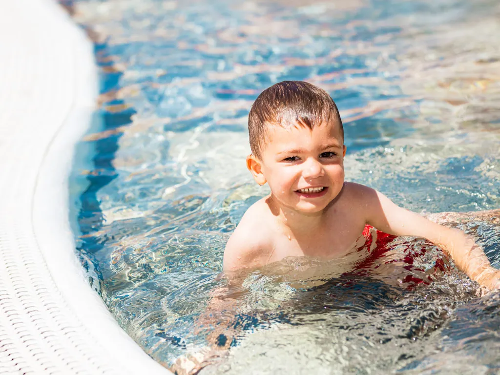 jeune enfant dans l'eau au Camping Chadotel Le Roussillon à St Cyprien