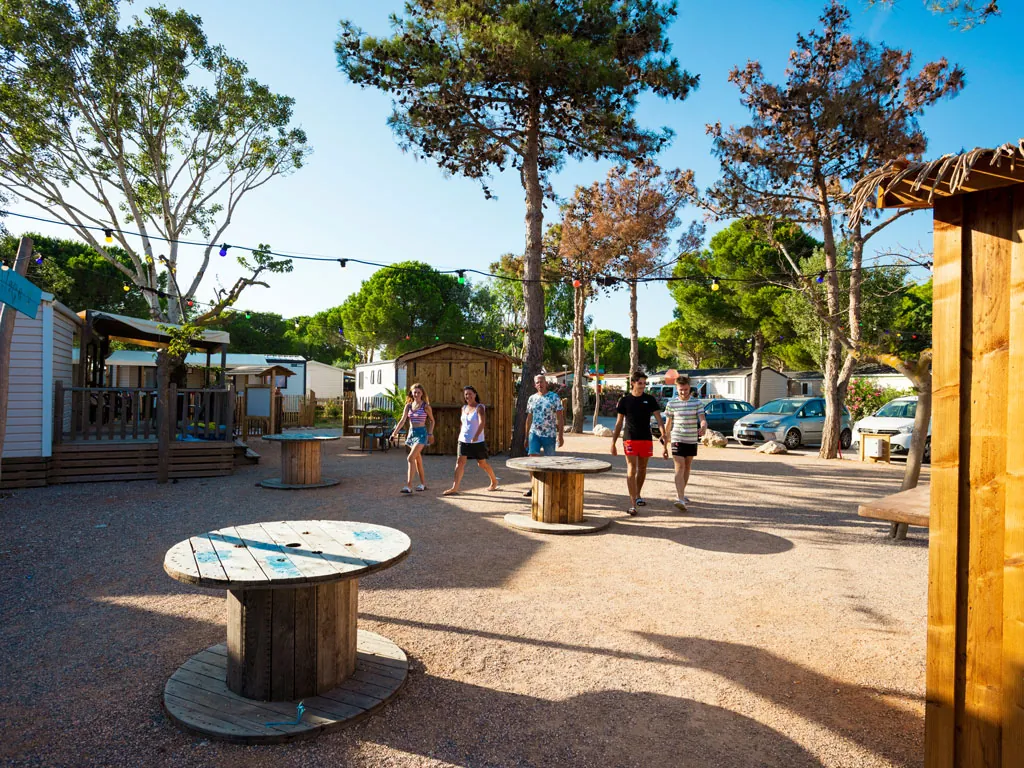 place du village du camping hadotel Le Trivoly à Torreilles Plages - Pyrénées Orientales