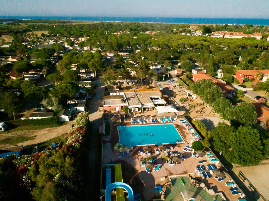 vue aerienne avec la mer du camping hadotel Le Trivoly à Torreilles Plages - Pyrénées Orientales