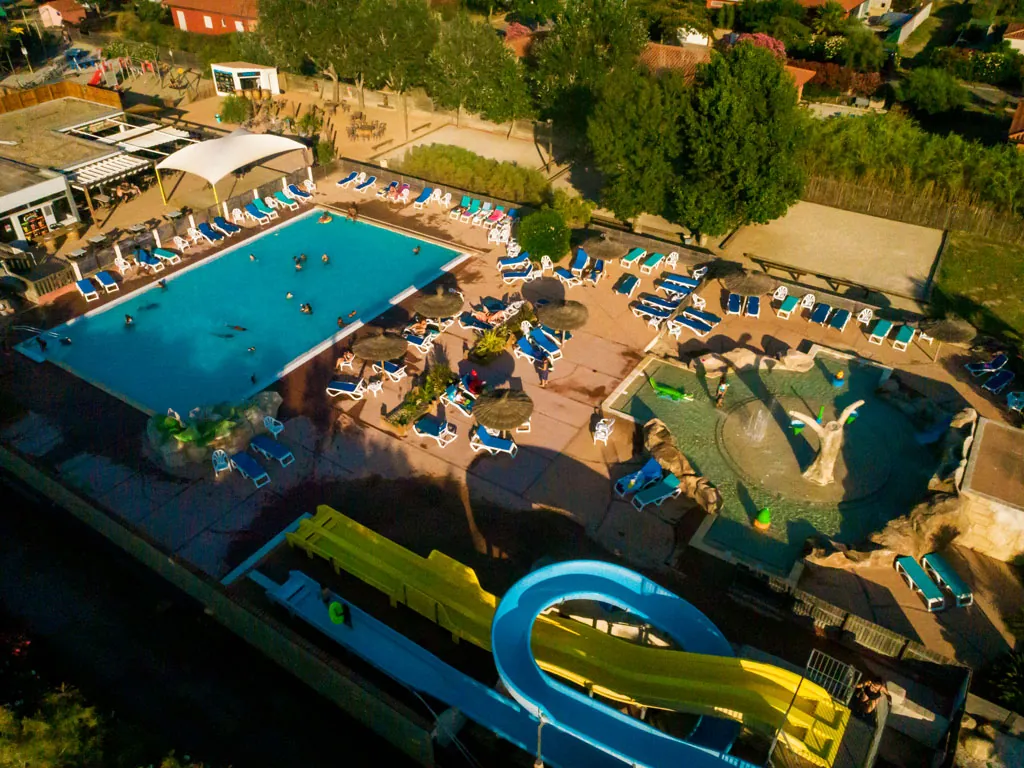 vue drone du parc aquatique du camping hadotel Le Trivoly à Torreilles Plages - Pyrénées Orientales