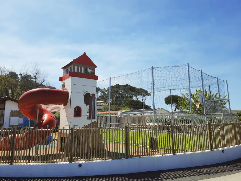 aire de jeux et terrain multisport - terrasse piscine - Camping Chadotel International Erromadie - St Jean de Luz