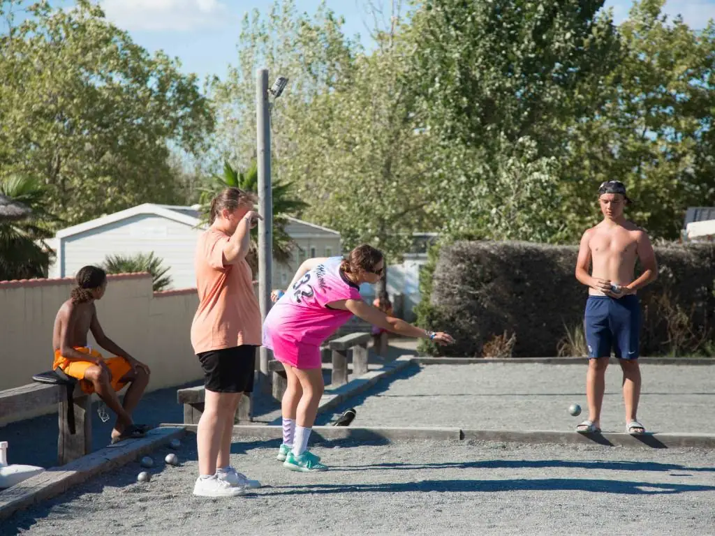 personnes qui jouent à la pétanque au camping Le Domaine de Beaulieu à Givrand - St Gilles Croix de Vie en Vendée