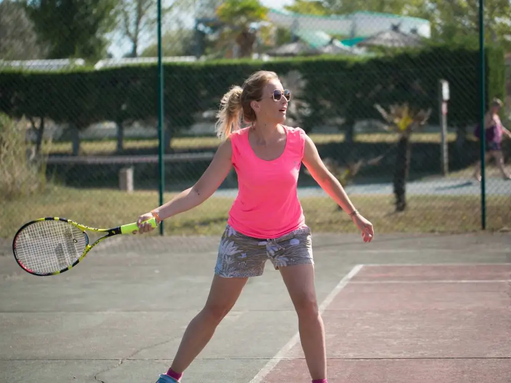 joueuse de tennis au camping Le Domaine de Beaulieu à Givrand - St Gilles Croix de Vie en Vendée