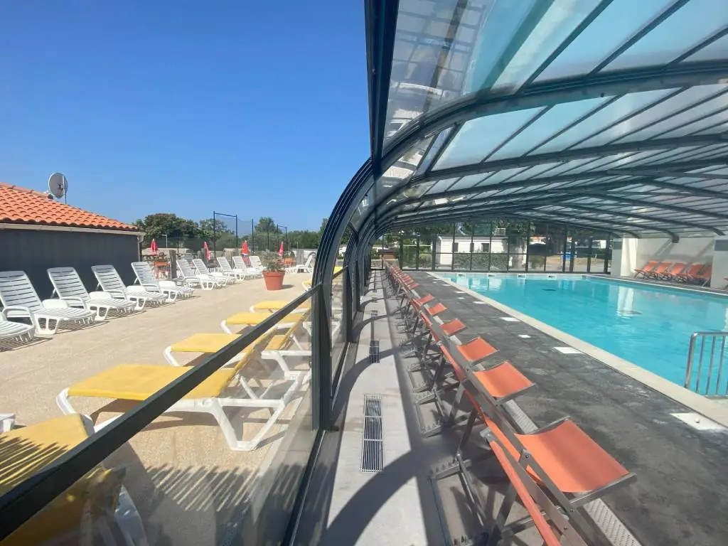 piscine couverte camping Chadotel les Ecureuils à la Bernerie en Retz