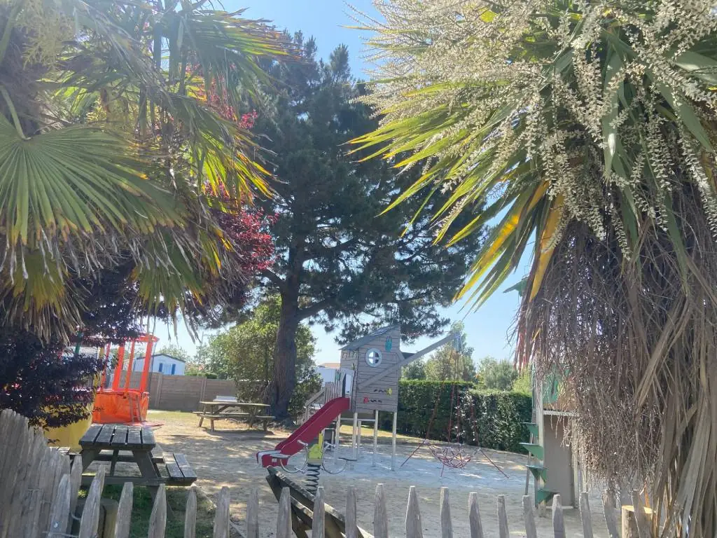 air de jeux enfants camping Chadotel les Ecureuils à la Bernerie en Retz