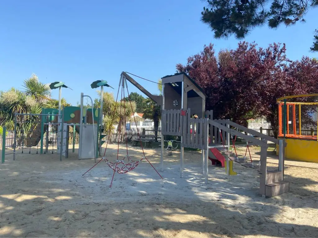 air de jeux enfants camping Chadotel les Ecureuils à la Bernerie en Retz