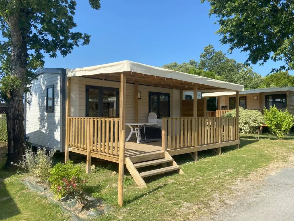 mobil-home avec terrasse couverte camping Chadotel les Ecureuils à la Bernerie en Retz