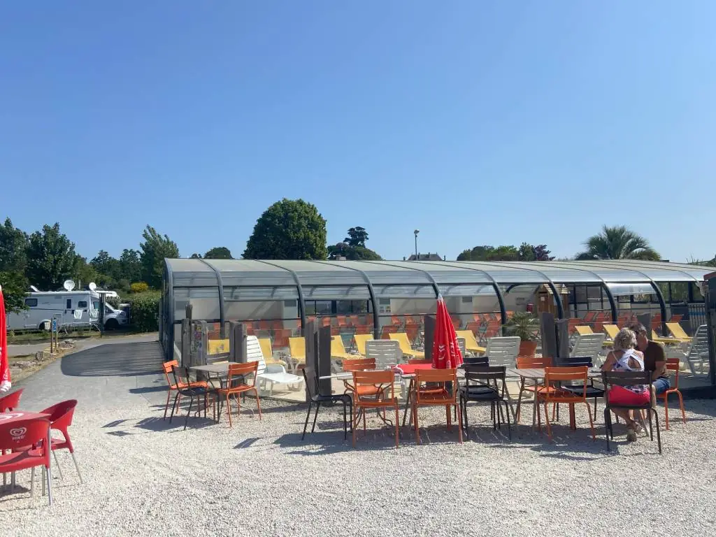 terrasse bar côté piscine couverte camping Chadotel les Ecureuils à la Bernerie en Retz