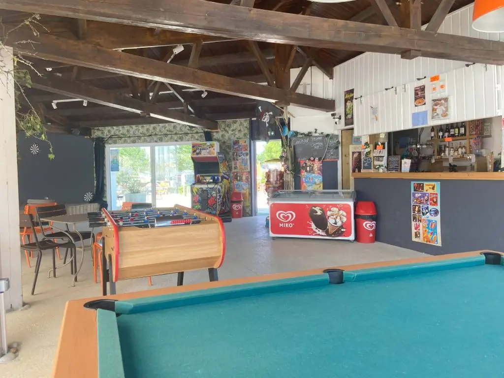 bar avec jeux billard camping Chadotel les Ecureuils à la Bernerie en Retz