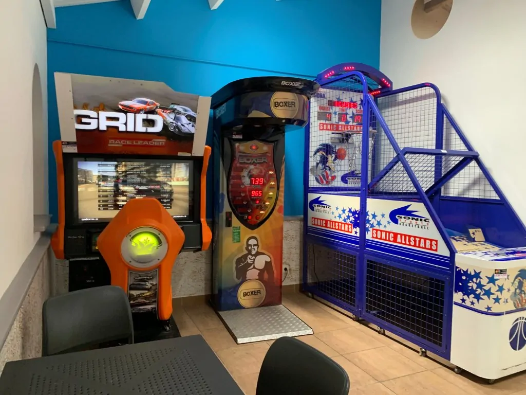 jeux arcade, dans l'espace bar du camping la bolée d'air