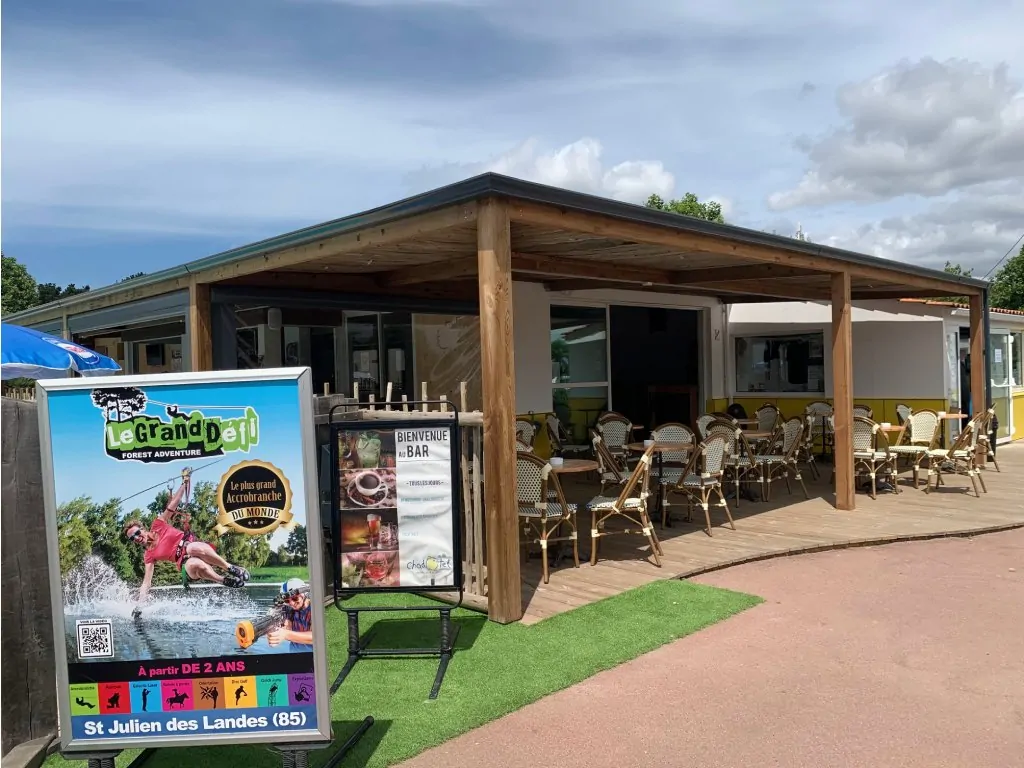 terrasse bar extérieur camping Chadotel La Bolée d'Air